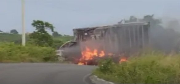 No Vale do Piancó, motorista morre e caminhão pega fogo após colisão