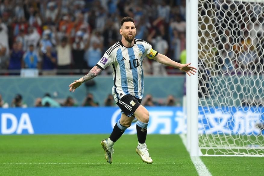 Messi dedica Bola de Ouro a Maradona e destaca importância da Copa do Mundo  na premiação - Gazeta Esportiva